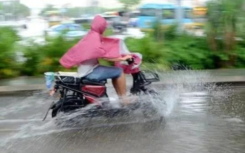 电瓶车淋雨会有事吗电路会坏吗 电瓶车淋雨了还能开吗