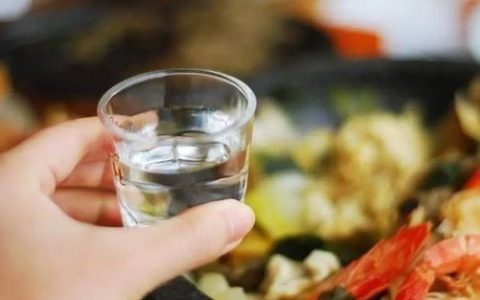 女生喝三两白酒什么水平 三两白酒等于多少啤酒