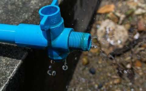 水管像火车鸣笛一样响怎么解决 弄一下水龙头就没了