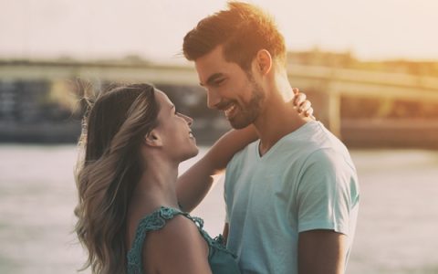 男人看到乳沟会有生理反应嘛为什么，这是正常的生理本能