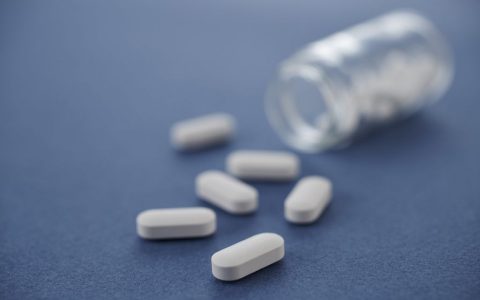 褪黑素治失眠可以长期服用吗？分析褪黑素长期使用的效果与风险！