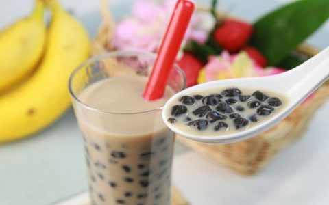 每天一杯奶茶，女生烂了12颗牙！喝奶茶有何风险，一起了解一下！
