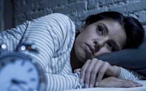 中老年女人梦见茄子有什么预兆？周公解梦吉祥分析【中老年女人梦见旧衣服的预兆】