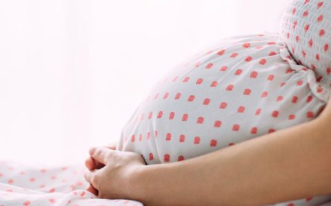 怀孕超35周孕妇登机后被劝下飞机，工作人员解释背后原因
