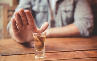 领导疯狂劝酒 员工喝完口吐鲜血！年会喝酒别逞强