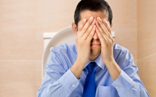 眼睛红红的像出血一样是怎么回事，眼白发红充血可能是结膜在闹