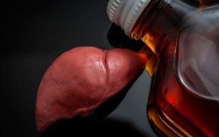 老人筷子蘸酒喂5月龄宝宝致肝损伤，且接近肝衰竭！
