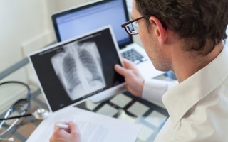 人类首次无肺生存48小时，并成功完成双肺移植！