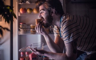 冰箱冷藏室结冰怎么解决?掌握这些方法，让冰箱正常运行！
