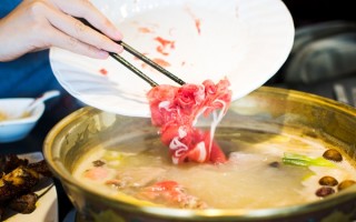 一家人吃自制牛瘪火锅中毒双手变蓝！自制火锅风险需警惕！
