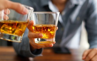 领导疯狂劝酒，员工喝完口吐鲜血！提醒：饮酒过量真的可能致命！